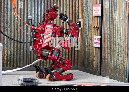 Robotiq 3-Finger Adaptive Robotergreifer Roboter während der DARPA Rescue Robot Showdown auf dem Homestead-Miami Speedway 20. Dezember 2013 in Homestead, FL. Die DARPA-Veranstaltung soll Teams Roboter zu entwerfen, die humanitäre Hilfe, Katastrophenhilfe und damit verbundene Geschäfte durchführen wird herausfordern. Stockfoto