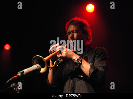 1. Juli 2006 führt im Commodore Ballroom in Vancouver - Vancouver, British Columbia, Kanada - norwegischen jazz-Trompeter NILS PETTER MOLVAER. Molvaer gilt als Pionier im Nu-Jazz und vor allem die Mischung aus Jazz und elektronische Musik. (Kredit-Bild: © Sergej Bachlakov/ZUMApress.com) Stockfoto