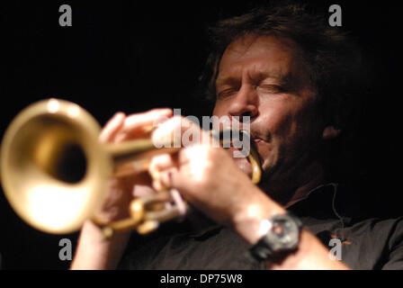 1. Juli 2006 führt im Commodore Ballroom in Vancouver - Vancouver, British Columbia, Kanada - norwegischen jazz-Trompeter NILS PETTER MOLVAER. Molvaer gilt als Pionier im Nu-Jazz und vor allem die Mischung aus Jazz und elektronische Musik. (Kredit-Bild: © Sergej Bachlakov/ZUMApress.com) Stockfoto