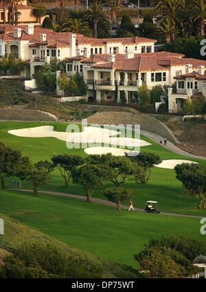 14. Oktober 2006; Laguna Niguel, CA, USA; Championship-Golfplatz. Durch sanfte Meeresbrisen, Monarch Beach Golf Links gekühlt, bietet der hoteleigene 18-Loch-Platz eine ganzjährig Golf-Destination und unvergessliches Erlebnis. Diese Robert Trent Jones Jr. entworfen Meisterwerk läuft entlang der dramatischen Klippen des Pazifischen Ozeans und ist altmodisch in schottischen Links-Tradition. Genießen Sie einen Panoramablick oc Stockfoto