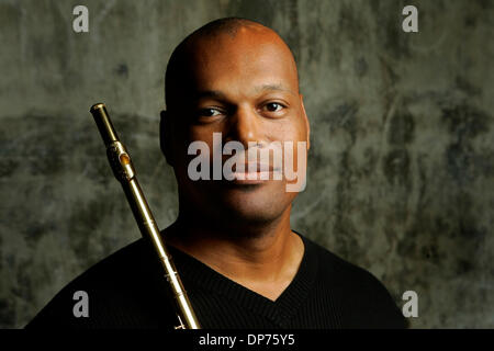 17. Oktober 2006; San Diego, CA, USA; JOEY PATTON spielt Querflöte und Piccolo für die La Jolla Symphonie.  Obligatorische Credit: Foto von K.C. Alfred/SDU-T/ZUMA Press. (©) Copyright 2006 by SDU-T Stockfoto