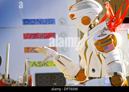 NASA "Walküre" humanoiden Roboter während der DARPA Rescue Robot Showdown auf dem Homestead-Miami Speedway 20. Dezember 2013 in Homestead, FL. Die DARPA-Veranstaltung soll Teams Roboter zu entwerfen, die humanitäre Hilfe, Katastrophenhilfe und damit verbundene Geschäfte durchführen wird herausfordern. Stockfoto