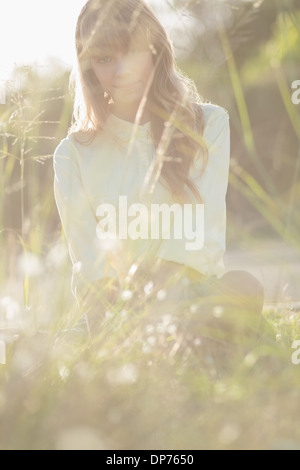 Blonde Hipster Mädchen Blick in die Kamera Stockfoto