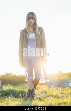 Modische junge Mädchen in schiere Kleid und Jacke Stockfoto