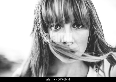 Hipster Mädchen mit Fransen in die Kamera starrt Stockfoto