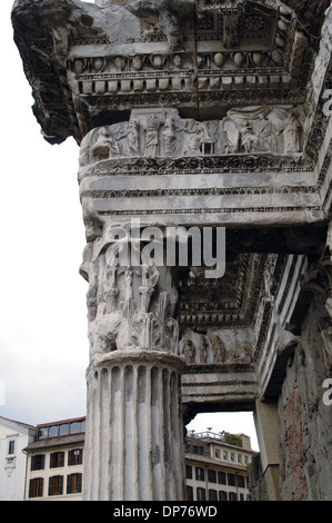 Italien. Rom. Forum von Nerva oder Transitorium. Die Colonacce.  Gebälk mit Fries mit Szenen der Mythos der Arachne. Stockfoto