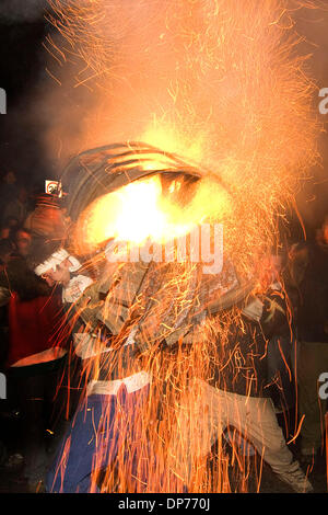 4. November 2006; Ottery St Mary, England, Vereinigtes Königreich; Bonfire Night feiert man jedes Jahr im November im Vereinigten Königreich. Ursprünglich war es im Gedenken an einen ausgefallenen Plot zu sprengen, den Houses of Parliament. Es wird bundesweit mit Lagerfeuer und Feuerwerk am 5. November gefeiert. In einem englischen Dorf, schon St Mary ist eine alte Tradition, dass Teer Tonnenverzerrung etwa zur gleichen Zeit passiert. Teilnehmer Stockfoto