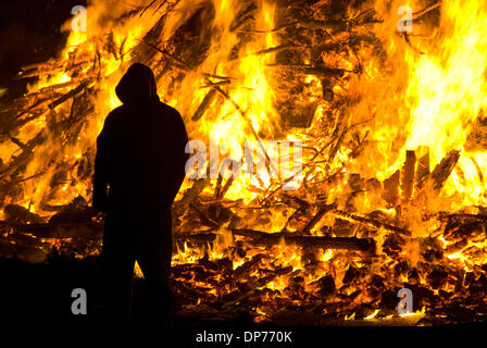 4. November 2006; Ottery St Mary, England, Vereinigtes Königreich; Bonfire Night feiert man jedes Jahr im November im Vereinigten Königreich. Ursprünglich war es im Gedenken an einen ausgefallenen Plot zu sprengen, den Houses of Parliament. Es wird bundesweit mit Lagerfeuer und Feuerwerk am 5. November gefeiert. In einem englischen Dorf, schon St Mary ist eine alte Tradition, dass Teer Tonnenverzerrung etwa zur gleichen Zeit passiert. Teilnehmer Stockfoto