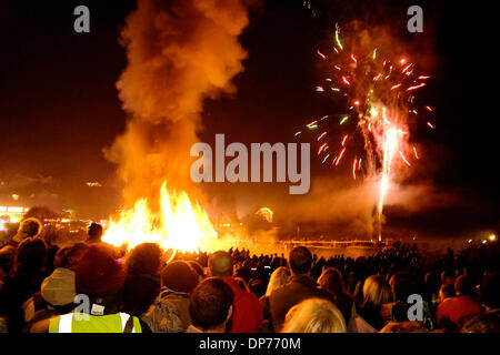 4. November 2006; Ottery St Mary, England, Vereinigtes Königreich; Bonfire Night feiert man jedes Jahr im November im Vereinigten Königreich. Ursprünglich war es im Gedenken an einen ausgefallenen Plot zu sprengen, den Houses of Parliament. Es wird bundesweit mit Lagerfeuer und Feuerwerk am 5. November gefeiert. In einem englischen Dorf, schon St Mary ist eine alte Tradition, dass Teer Tonnenverzerrung etwa zur gleichen Zeit passiert. Teilnehmer Stockfoto