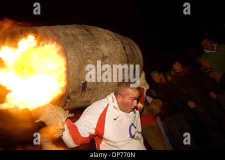 4. November 2006; Ottery St Mary, England, Vereinigtes Königreich; Bonfire Night feiert man jedes Jahr im November im Vereinigten Königreich. Ursprünglich war es im Gedenken an einen ausgefallenen Plot zu sprengen, den Houses of Parliament. Es wird bundesweit mit Lagerfeuer und Feuerwerk am 5. November gefeiert. In einem englischen Dorf, schon St Mary ist eine alte Tradition, dass Teer Tonnenverzerrung etwa zur gleichen Zeit passiert. Teilnehmer Stockfoto