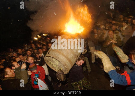 4. November 2006; Ottery St Mary, England, Vereinigtes Königreich; Bonfire Night feiert man jedes Jahr im November im Vereinigten Königreich. Ursprünglich war es im Gedenken an einen ausgefallenen Plot zu sprengen, den Houses of Parliament. Es wird bundesweit mit Lagerfeuer und Feuerwerk am 5. November gefeiert. In einem englischen Dorf, schon St Mary ist eine alte Tradition, dass Teer Tonnenverzerrung etwa zur gleichen Zeit passiert. Teilnehmer Stockfoto