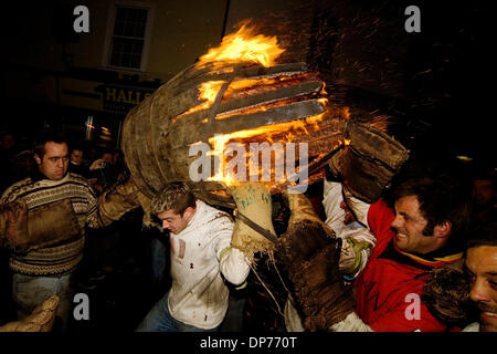 4. November 2006; Ottery St Mary, England, Vereinigtes Königreich; Bonfire Night feiert man jedes Jahr im November im Vereinigten Königreich. Ursprünglich war es im Gedenken an einen ausgefallenen Plot zu sprengen, den Houses of Parliament. Es wird bundesweit mit Lagerfeuer und Feuerwerk am 5. November gefeiert. In einem englischen Dorf, schon St Mary ist eine alte Tradition, dass Teer Tonnenverzerrung etwa zur gleichen Zeit passiert. Teilnehmer Stockfoto