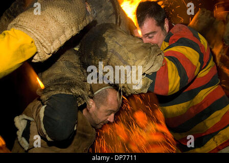 4. November 2006; Ottery St Mary, England, Vereinigtes Königreich; Bonfire Night feiert man jedes Jahr im November im Vereinigten Königreich. Ursprünglich war es im Gedenken an einen ausgefallenen Plot zu sprengen, den Houses of Parliament. Es wird bundesweit mit Lagerfeuer und Feuerwerk am 5. November gefeiert. In einem englischen Dorf, schon St Mary ist eine alte Tradition, dass Teer Tonnenverzerrung etwa zur gleichen Zeit passiert. Teilnehmer Stockfoto