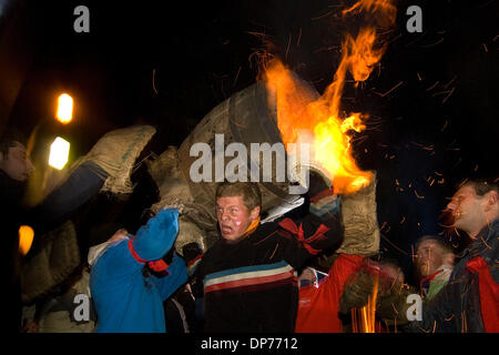 4. November 2006; Ottery St Mary, England, Vereinigtes Königreich; Bonfire Night feiert man jedes Jahr im November im Vereinigten Königreich. Ursprünglich war es im Gedenken an einen ausgefallenen Plot zu sprengen, den Houses of Parliament. Es wird bundesweit mit Lagerfeuer und Feuerwerk am 5. November gefeiert. In einem englischen Dorf, schon St Mary ist eine alte Tradition, dass Teer Tonnenverzerrung etwa zur gleichen Zeit passiert. Teilnehmer Stockfoto