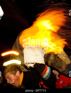 4. November 2006; Ottery St Mary, England, Vereinigtes Königreich; Bonfire Night feiert man jedes Jahr im November im Vereinigten Königreich. Ursprünglich war es im Gedenken an einen ausgefallenen Plot zu sprengen, den Houses of Parliament. Es wird bundesweit mit Lagerfeuer und Feuerwerk am 5. November gefeiert. In einem englischen Dorf, schon St Mary ist eine alte Tradition, dass Teer Tonnenverzerrung etwa zur gleichen Zeit passiert. Teilnehmer Stockfoto