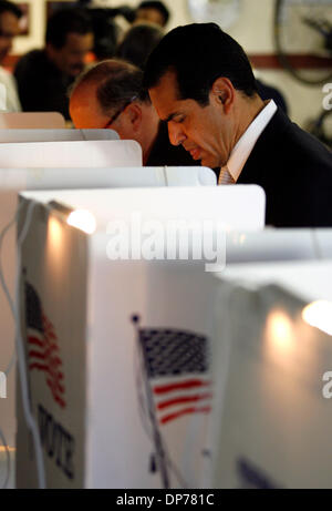 7. November 2006; Los Angeles, Kalifornien, USA; Bürgermeister ANTONIO VILLARAIGOSA wirft seinen Stimmzettel in den Zwischenwahlen in Los Angeles am 7. November 2006. Obligatorische Credit: Foto von Ringo Chiu/ZUMA Press. (©) Copyright 2006 von Ringo Chiu Stockfoto