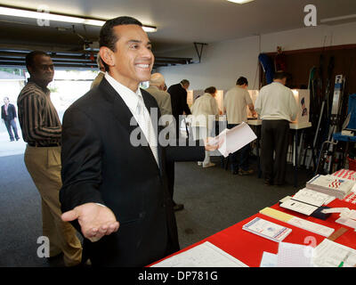 7. November 2006; Los Angeles, Kalifornien, USA; Bürgermeister ANTONIO VILLARAIGOSA wirft seinen Stimmzettel in den Zwischenwahlen in Los Angeles am 7. November 2006. Obligatorische Credit: Foto von Ringo Chiu/ZUMA Press. (©) Copyright 2006 von Ringo Chiu Stockfoto