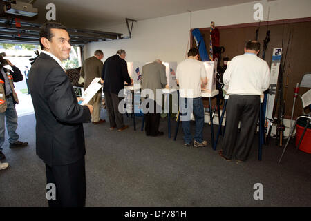 7. November 2006; Los Angeles, Kalifornien, USA; Bürgermeister ANTONIO VILLARAIGOSA wirft seinen Stimmzettel in den Zwischenwahlen in Los Angeles am 7. November 2006. Obligatorische Credit: Foto von Ringo Chiu/ZUMA Press. (©) Copyright 2006 von Ringo Chiu Stockfoto