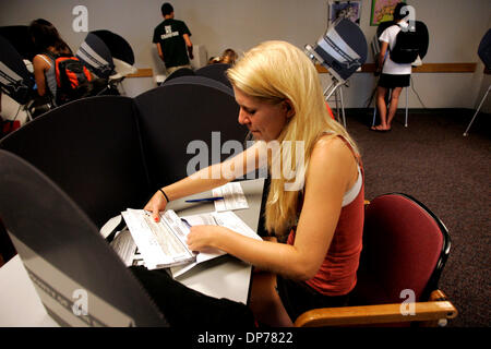 7. November 2006; La Jolla, Kalifornien, USA; IVY EWALD legt ihre ausgefüllten Stimmzettel in einen Umschlag, wie andere Studenten Touchscreen Wahlmaschinen bei einer Abstimmung Bezirk an UCSDs Preis Center in La Jolla verwenden. Die Mehrheit der Studenten an der Preis-Center hat mit einem Papier-Stimmzettel. Obligatorische Credit: Foto von Laura Embry/SDU-T/ZUMA Press. (©) Copyright 2006 by SDU-T Stockfoto