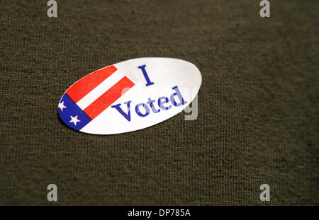 7. November 2006; Los Angeles, Kalifornien, USA; Ein Wähler trägt einen Aufkleber "I Voted" am Tag der Wahl 2006. Obligatorische Credit: Foto von Marianna Day Massey/ZUMA Press. (©) Copyright 2006 von Marianna Tag Massey Stockfoto