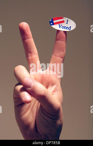 7. November 2006; Los Angeles, Kalifornien, USA; Ein Wähler blinkt das Peace-Zeichen mit einem "I Voted" Aufkleber am Wahltag 2006. Obligatorische Credit: Foto von Marianna Day Massey/ZUMA Press. (©) Copyright 2006 von Marianna Tag Massey Stockfoto