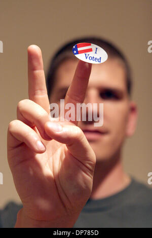 7. November 2006; Los Angeles, Kalifornien, USA; Ein Wähler blinkt das Peace-Zeichen mit einem "I Voted" Aufkleber am Wahltag 2006. Obligatorische Credit: Foto von Marianna Day Massey/ZUMA Press. (©) Copyright 2006 von Marianna Tag Massey Stockfoto