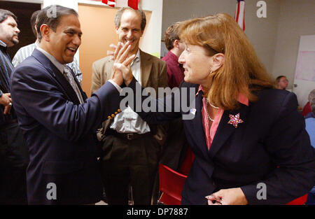 7. November 2006; Hayward, CA, USA; Geben Sie Senator Ellen Corbett bekommt ein high Five von Unterstützer Dr. Subroto Kundu während einer Party in den Eden Bereich United Demorcratic Büros in Hayward. Obligatorische Credit: Foto von Aric Crabb/Oakland Tribune/ZUMA Press. (©) Copyright 2006 von Oakland Tribune Stockfoto