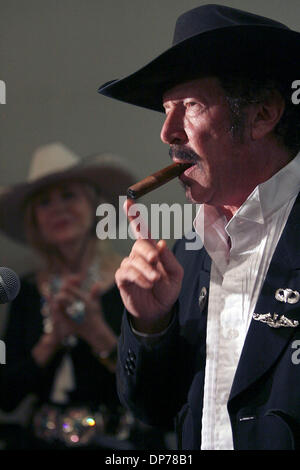 7. November 2006; AUSTIN, TX, USA; KINKY FRIEDMAN mit seiner Unterschrift Zigarre und seine Unterstützer im Hintergrund befasst sich das Publikum auf dem Podium nach Wahlergebnisse am 22:00 Dienstag Abend. Friedman war nicht Conceeding das Rennen zum Gouverneur. Obligatorische Credit: Foto von Delcia Lopez/ZUMA Press. (©) Copyright 2006 von San Antonio Express-News Stockfoto