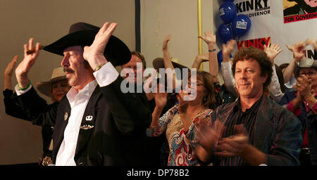 7. November 2006; AUSTIN, TX, USA; KINKY FRIEDMAN hebt seine Hände zusammen mit seinen Anhängern in den Hintergrund-Adressen die Masse auf dem Podium nach Wahlergebnisse am 22:00 Dienstag Abend. Friedman war nicht Conceeding das Rennen zum Gouverneur. Obligatorische Credit: Foto von Delcia Lopez/ZUMA Press. (©) Copyright 2006 von San Antonio Express-News Stockfoto