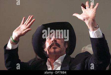 7. November 2006; AUSTIN, TX, USA; KINKY FRIEDMAN legte seine Hände in der Luft, nannte es das "Irak", was als He Aporached das Podium am Scholz Garten in Austin, Texas Dienstag Nov.7, 2006. Obligatorische Credit: Foto von Delcia Lopez/ZUMA Press. (©) Copyright 2006 von San Antonio Express-News Stockfoto