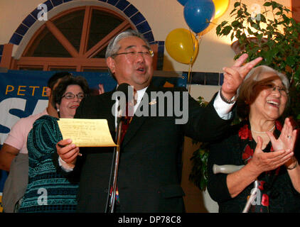 7. November 2006; San Antonio, TX, USA; PETER SAKAI spricht mit Freiwilligen auf seine Kampagne Party im Brunnen Grill Dienstag, 7. November 2006. Seine Mutter ROSE, Frau RACHEL und Tochter ELIZABETH sind ebenfalls abgebildet. Die demokratische Partei hat Kontrolle des Repräsentantenhauses in den USA Kongresswahlen gewonnen. Das weiße Haus räumte ein, dass die Demokraten die 15 net Sitze geb. abgeholt hatte Stockfoto