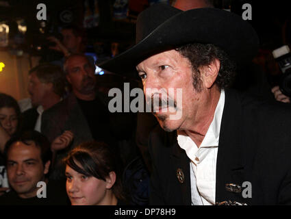 7. November 2006; AUSTIN, TX, USA; KINKY FRIEDMAN mischt sich in die Menge an Scholz Garten in Austin, Texas Dienstagabend Wahlnacht Nov.7, 2006. Obligatorische Credit: Foto von Delcia Lopez/San Antonio Express-News/ZUMA Press. (©) Copyright 2006 von San Antonio Express-News Stockfoto