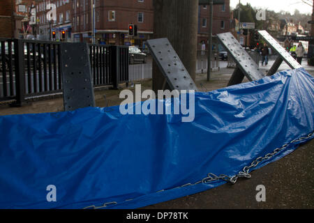 Guildford Surrey, UK. 8. Januar 2014. Das Landesumweltamt hat Flut für den Fluss Wey in Surrey Verwarnung als Wasserstände weiter steigen. Temporäre Flut Barrieren installiert wurden, Guildford Stadtzentrum zum Schutz vor Überschwemmungen Credit: Amer Ghazzal/Alamy Live-Nachrichten Stockfoto