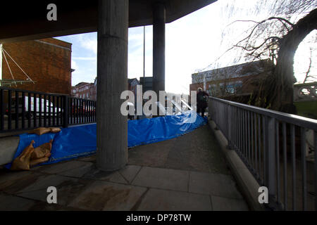 Guildford Surrey, UK. 8. Januar 2014. Das Landesumweltamt hat Flut für den Fluss Wey in Surrey Verwarnung als Wasserstände weiter steigen. Temporäre Flut Barrieren installiert wurden, Guildford Stadtzentrum zum Schutz vor Überschwemmungen Credit: Amer Ghazzal/Alamy Live-Nachrichten Stockfoto