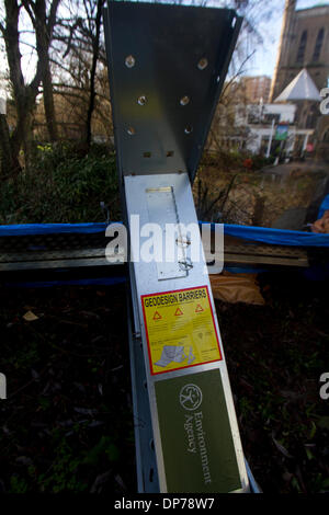 Guildford Surrey, UK. 8. Januar 2014. Das Landesumweltamt hat Flut für den Fluss Wey in Surrey Verwarnung als Wasserstände weiter steigen. Temporäre Flut Barrieren installiert wurden, Guildford Stadtzentrum zum Schutz vor Überschwemmungen Credit: Amer Ghazzal/Alamy Live-Nachrichten Stockfoto