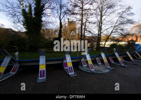 Guildford Surrey, UK. 8. Januar 2014. Das Landesumweltamt hat Flut für den Fluss Wey in Surrey Verwarnung als Wasserstände weiter steigen. Temporäre Flut Barrieren installiert wurden, Guildford Stadtzentrum zum Schutz vor Überschwemmungen Credit: Amer Ghazzal/Alamy Live-Nachrichten Stockfoto