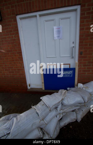 Guildford Surrey, UK. 8. Januar 2014. Flut Verteidigung Barrieren vor der Tür einer Lodge. Das Landesumweltamt hat Flut für den Fluss Wey in Surrey Verwarnung als Wasserstände weiter steigen. Temporäre Flut Barrieren installiert wurden, Guildford Stadtzentrum zum Schutz vor Überschwemmungen Credit: Amer Ghazzal/Alamy Live-Nachrichten Stockfoto