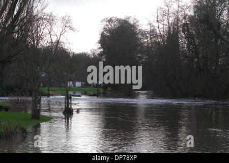 Guildford Surrey, UK. 8. Januar 2014. Das Landesumweltamt hat Flut für den Fluss Wey in Surrey Verwarnung als Wasserstände weiter steigen. Temporäre Flut Barrieren installiert wurden, Guildford Stadtzentrum zum Schutz vor Überschwemmungen Credit: Amer Ghazzal/Alamy Live-Nachrichten Stockfoto