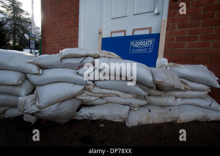 Guildford Surrey, UK. 8. Januar 2014. Flut Verteidigung Barrieren vor der Tür einer Lodge. Das Landesumweltamt hat Flut für den Fluss Wey in Surrey Verwarnung als Wasserstände weiter steigen. Temporäre Flut Barrieren installiert wurden, Guildford Stadtzentrum zum Schutz vor Überschwemmungen Credit: Amer Ghazzal/Alamy Live-Nachrichten Stockfoto