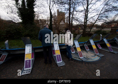 Guildford Surrey, UK. 8. Januar 2014. Das Landesumweltamt hat Flut für den Fluss Wey in Surrey Verwarnung als Wasserstände weiter steigen. Temporäre Flut Barrieren installiert wurden, Guildford Stadtzentrum zum Schutz vor Überschwemmungen Credit: Amer Ghazzal/Alamy Live-Nachrichten Stockfoto