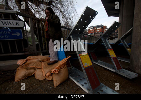 Guildford Surrey, UK. 8. Januar 2014. Das Landesumweltamt hat Flut für den Fluss Wey in Surrey Verwarnung als Wasserstände weiter steigen. Temporäre Flut Barrieren installiert wurden, Guildford Stadtzentrum zum Schutz vor Überschwemmungen Credit: Amer Ghazzal/Alamy Live-Nachrichten Stockfoto