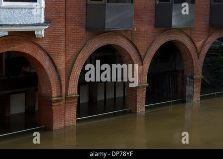 Guildford Surrey, UK. 8. Januar 2014. Das Landesumweltamt hat Flut für den Fluss Wey in Surrey Verwarnung als Wasserstände weiter steigen. Temporäre Flut Barrieren installiert wurden, Guildford Stadtzentrum zum Schutz vor Überschwemmungen Credit: Amer Ghazzal/Alamy Live-Nachrichten Stockfoto