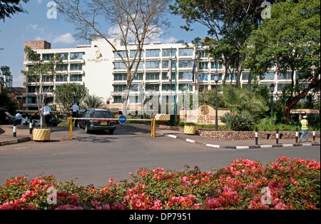 Eingang zum Nairobi Serena Hotel Parkplatz mit doppelten Barrieren für Sicherheit und Bougainvillea Blumen Stockfoto