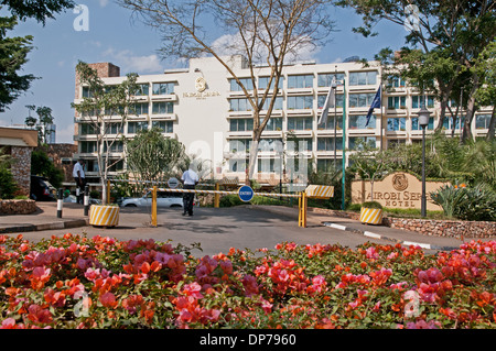 Außenseite des Nairobi Serena Hotel Nairobi Kenia Afrika zeigt doppelte Barrieren am Eingang zum Parkplatz mit Bougainvillea-Blüten Stockfoto