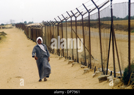 Sinai-Wüste bei Rafah, Palästinensergebiet, Gazastreifen April 1982. Als Israel sich 1982 aus dem Sinai zurückzog, als Teil des Friedensvertrags zwischen Ägypten und Israel von 1979. Rafah wurde in einen Gazanteil und einen ägyptischen Teil geteilt, wobei die Familien durch Stacheldrahtschranken getrennt wurden. 1980er Jahre HOMER SYKES Stockfoto