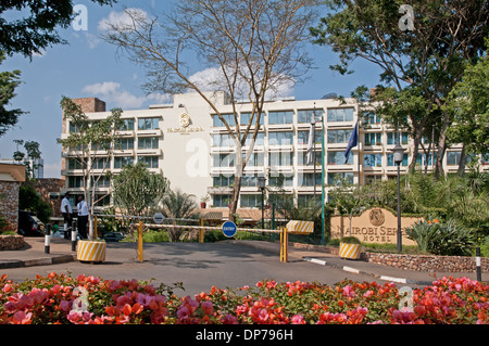 Außenseite des Nairobi Serena Hotel Nairobi Kenia Afrika zeigt doppelte Barrieren am Eingang zum Parkplatz mit Bougainvillea-Blüten Stockfoto