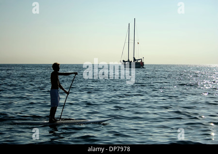 Standup Paddling in der Bucht von Palma Nova Stockfoto