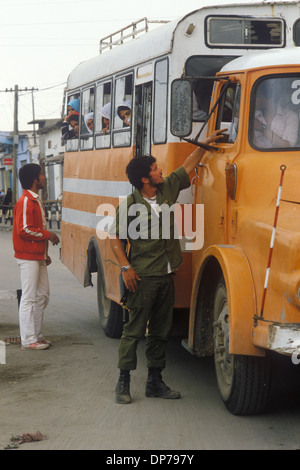 Rafah, Palästinenser, Gazastreifen April 1982. Israelische Soldaten kontrollieren Fahrzeuge an der neuen Kreuzung nach Ägypten. Als sich Israel 1982 aus dem Sinai zurückzog, wurde Rafah in einen Gazanteil und einen ägyptischen Teil geteilt, der Familien trennte, die durch Stacheldrahtschranken getrennt waren. Der Kern der Stadt wurde von Israel und Ägypten zerstört, um eine große Pufferzone zu schaffen. 1980er Jahre HOMER SYKES Stockfoto