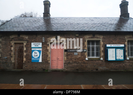 Bahnhofsgebäude mit einem Schild zu lassen bei Llanwrtyd Wells Powys Wales UK KATHY DEWITT Stockfoto