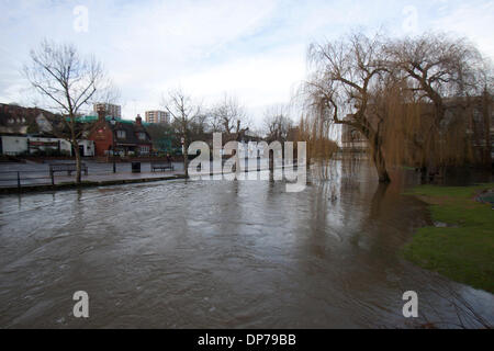 Guildford Surrey, UK. 8. Januar 2014. Das Landesumweltamt hat Flut für den Fluss Wey in Surrey Verwarnung als Wasserstände weiter steigen. Temporäre Flut Barrieren installiert wurden, Guildford Stadtzentrum zum Schutz vor Überschwemmungen Credit: Amer Ghazzal/Alamy Live-Nachrichten Stockfoto